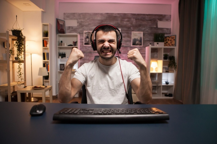 Freepik DC Studio man playing online casino - Current Innovation Ecosystem News:  FINTECH & FUNDING